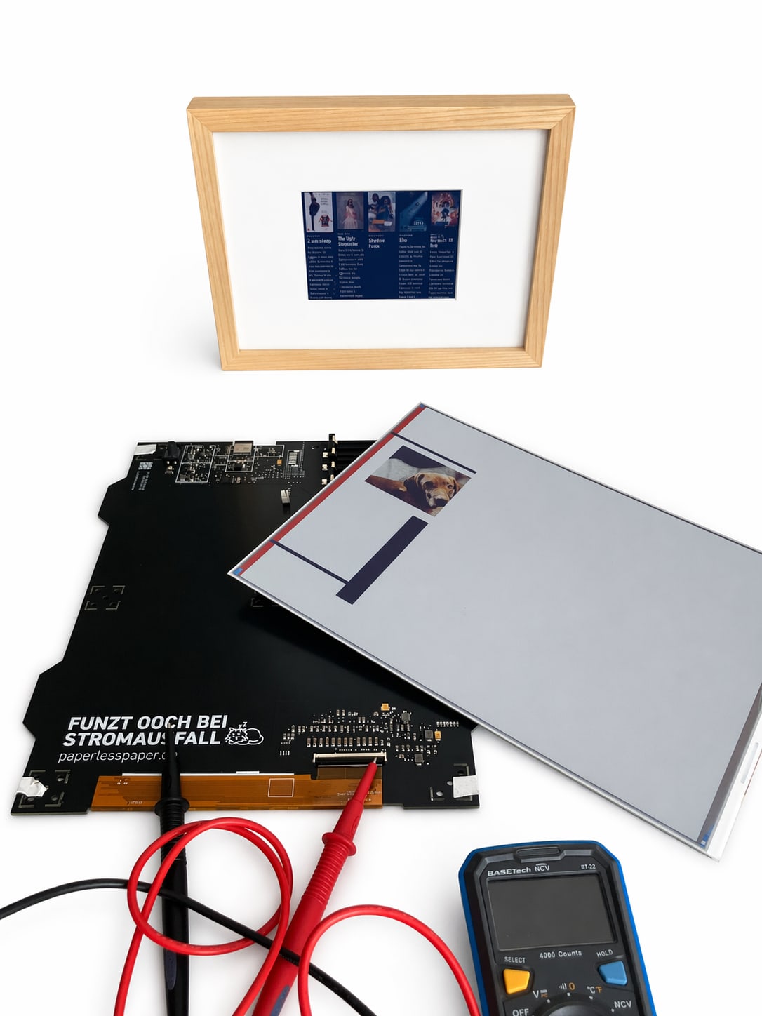  – OpenPaperL-Platine und Display liegen vor einem fertigen OpenPaper7, daneben ein Messgerät