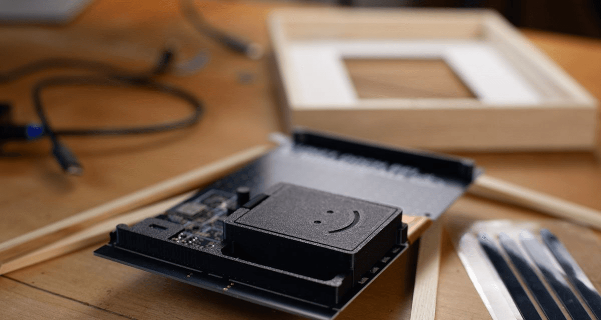 Offene paperlesspaper-Hardware mit Platine und Gehäuseteilen